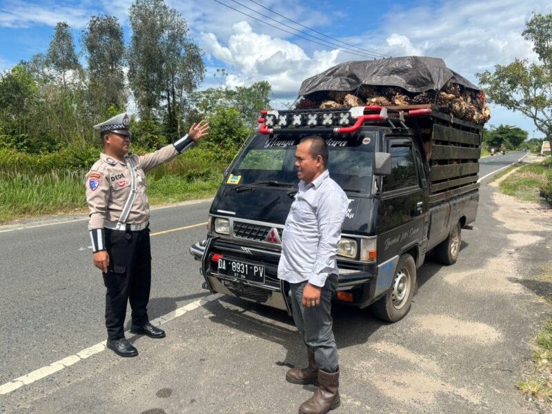 Satlantas Polres Pulang Pisau Berikan Teguran kepada Sopir Angkutan yang Bawa Muatan Melebihi Kapasitas