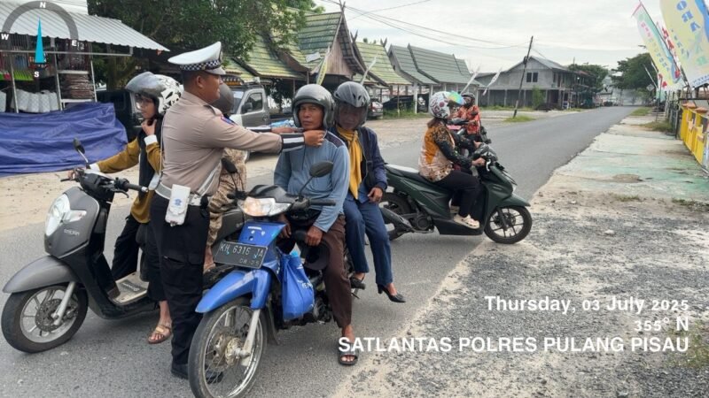 Pastikan Bunyi Klik Saat Memakai Helm, Himbauan Yang Diberikan Personel Satlantas Polres Pulang Pisau