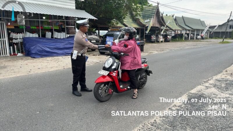 Personel Lantas Memberikan Himbauan Dan Pembagian Brosur Kamseltibcarlantas