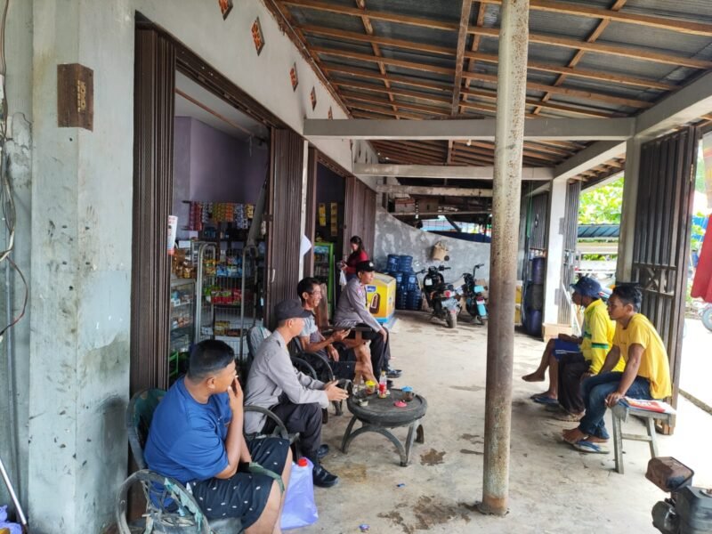 Sambangi Warga Dengan Humanis, personel Polsek Sebangau Kuala Sampaikan Pesan Kamtibmas kepada Warganya