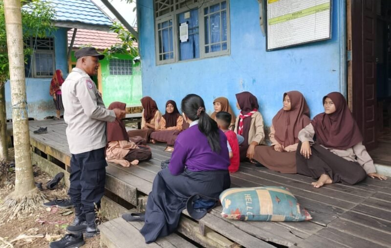 Tanggapi Aduan Kenakalan Remaja via Medsos, Bripka Slamet Rianto Lakukan Sosialisasi di Desa