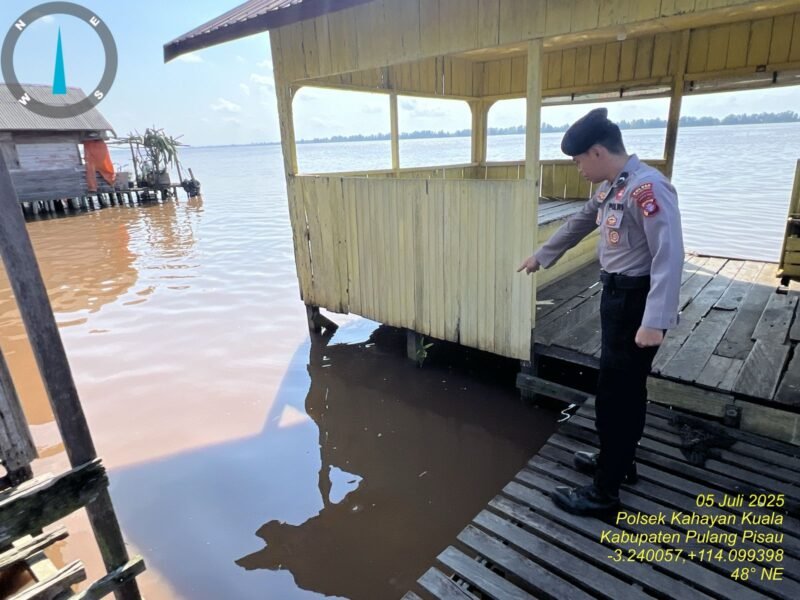 Personel Polsek Kahayan Kuala melaksanakan kegiatan monitoring & obsevasi debit air Sei Kahayan wilayah Kecamatan Kahayan Kuala