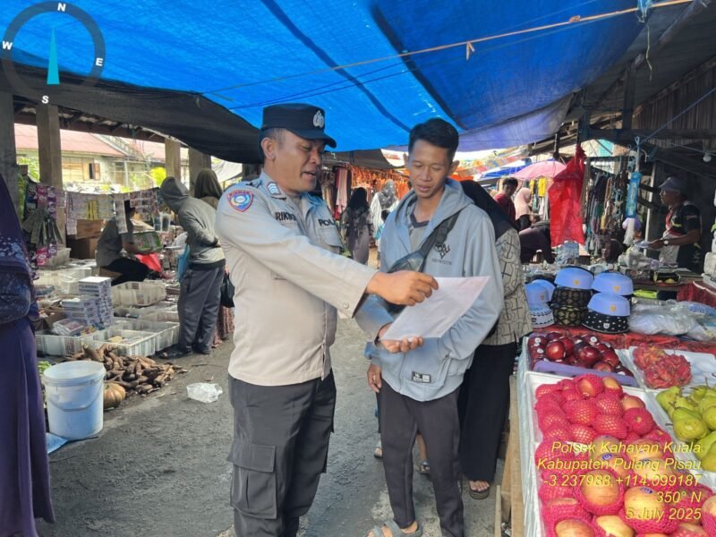 Personel Polsek Kahayan Kuala melaksanakan sosialisasi Maklumat Kapolda Kateng terkait mengemukakan pendapat di muka umum