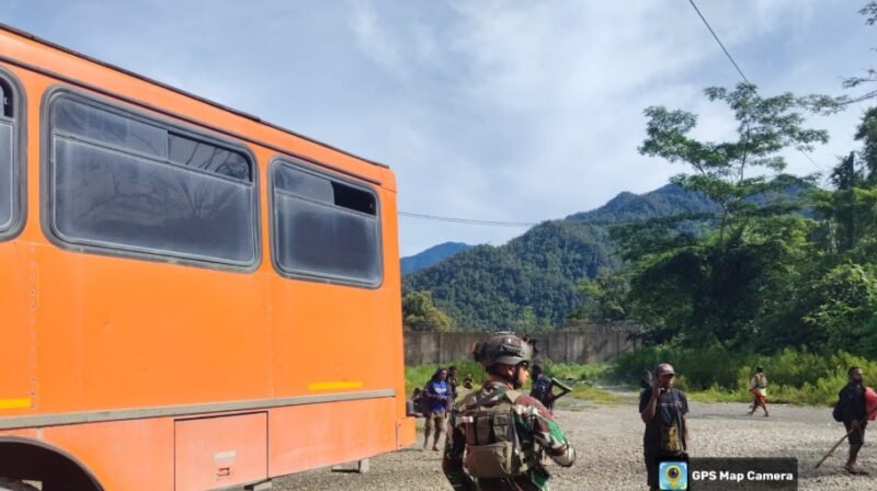 Wujud Nyata Kepedulian, Satgas Yonif 611/Awl Bantu Masyarakat Berduka di Kampung Mandiri