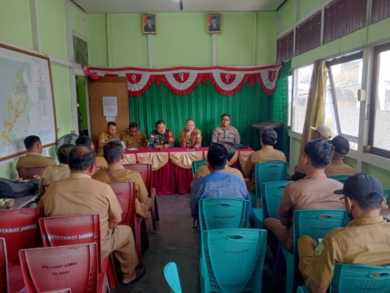 Wakili Danramil 04/Jawai Babinsa Sentebang Hadiri Rapat Pembentukan Panitia HUT RI Ke 80 Tahun 2025