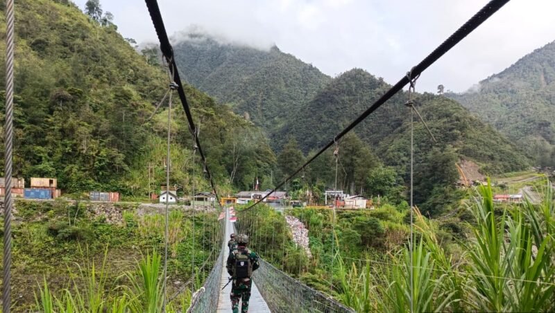 Berbagi Cerita, Personil Satgas Yonif 611/Awang Long Komsos Dengan Warga Opitawak