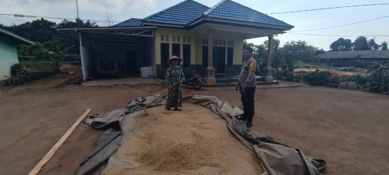 Dengan Rutin Sambang, Bhabinkamtibmas Food Estate Sampaikan Pesan Kamtibmas