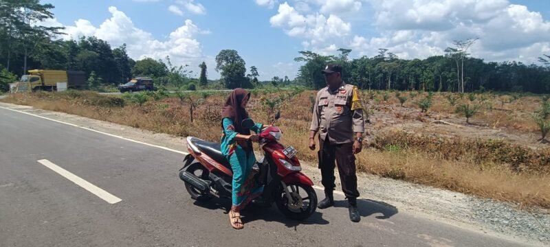 Bhabinkamtibmas Sambangi Warga sekaligus Sisipkan Pesan Kamtibmas