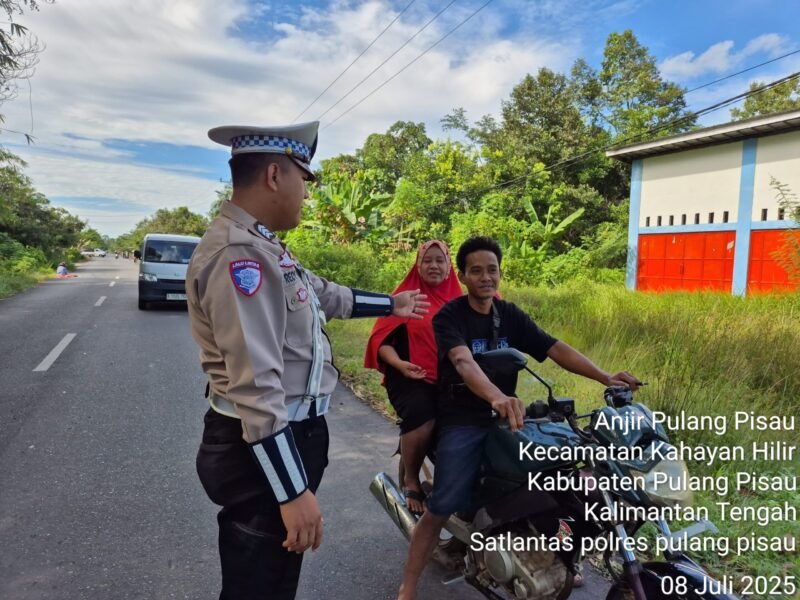 Agar Masyarakat Tertib, Dalam Berlalu Lintas, Satlantas Polres Pulang Pisau Berikan Pembinaan Kepada Pengendara Yang Tidak Memakai Helm