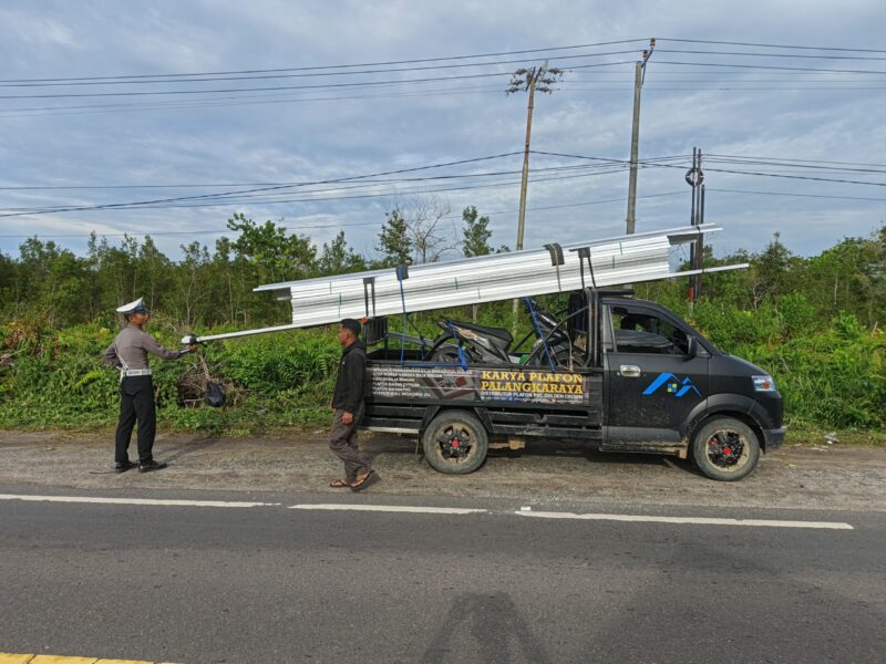 Membahayakan! Polisi, Beri Teguran Humanis Kepada Pengendara dengan Muatan Berlebih