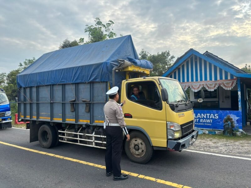 Anggota Satlantas Polres Pulang Pisau, Memberi Teguran Kepada Pengemudi Yang Tidak Menggunakan Sabuk Pengaman dengan baik