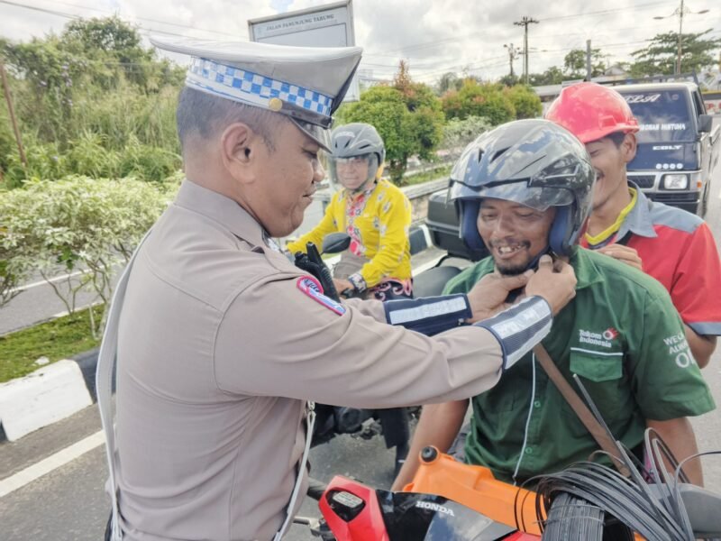 Satlantas Polres Pulang Pisau Sosialisasi, Penggunaan Helm dengan Benar