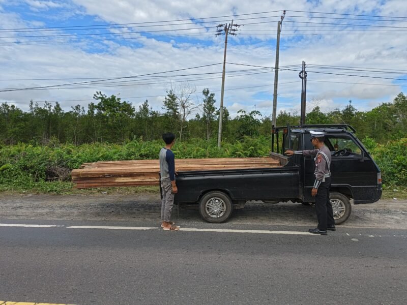 Kendaraan Overload Dicegat, Sopir Diberi Teguran