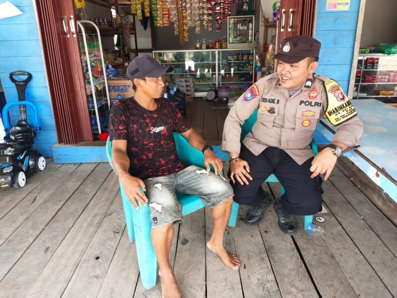 Sambangi Warga, Dengan Humanis, personel Polsek Sebangau Kuala Sampaikan Pesan Kamtibmas kepada Warganya