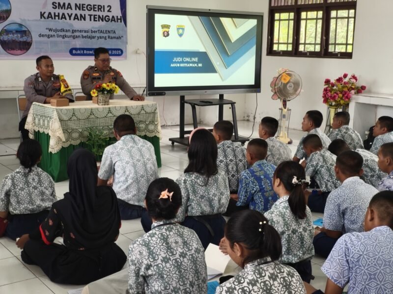 Cegah Penyimpangan Sejak Dini, Bhabinkamtibmas Sampaikan Materi Kenakalan Remaja dan Narkoba di MPLS SMAN 2