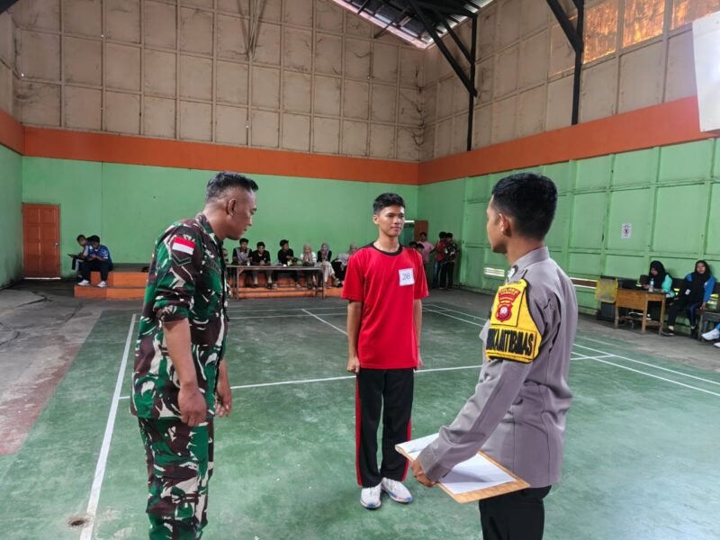 Jelang HUT RI Ke 80 Anggota Koramil 07/Teluk Keramat Dan Bhabinkamtibmas Laksanakan Seleksi Paskibra Kecamatan