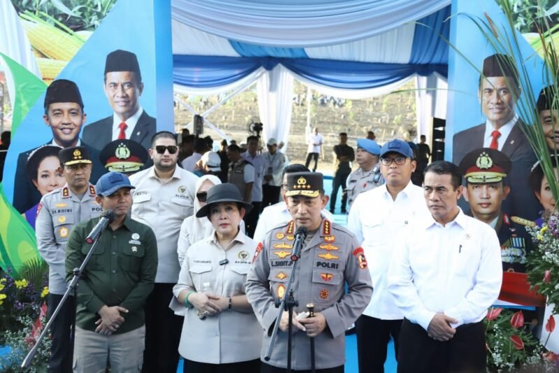 Menhut Serahkan SK Perhutanan Sosial Kepada Kelompok Tani