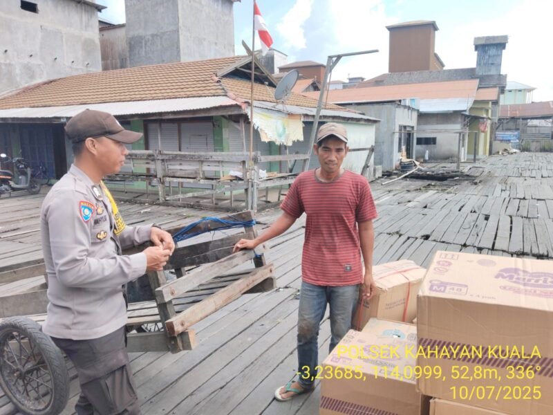 Personel Polsek Kahayan Kuala, menyampaikan pesan Kamtibmas dan Himbauan kamtibmas dan mendukung Program pemerintah terkait ketahanan pangan