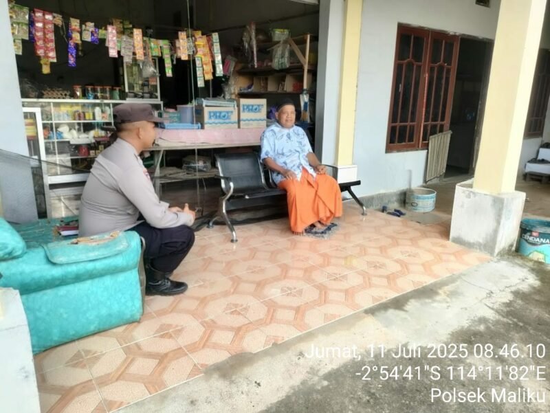 Silaturahmi di Desa Binaannya, Bhabinkamtibmas Polsek Maliku Sampaikan Himbauan Kamtibmas