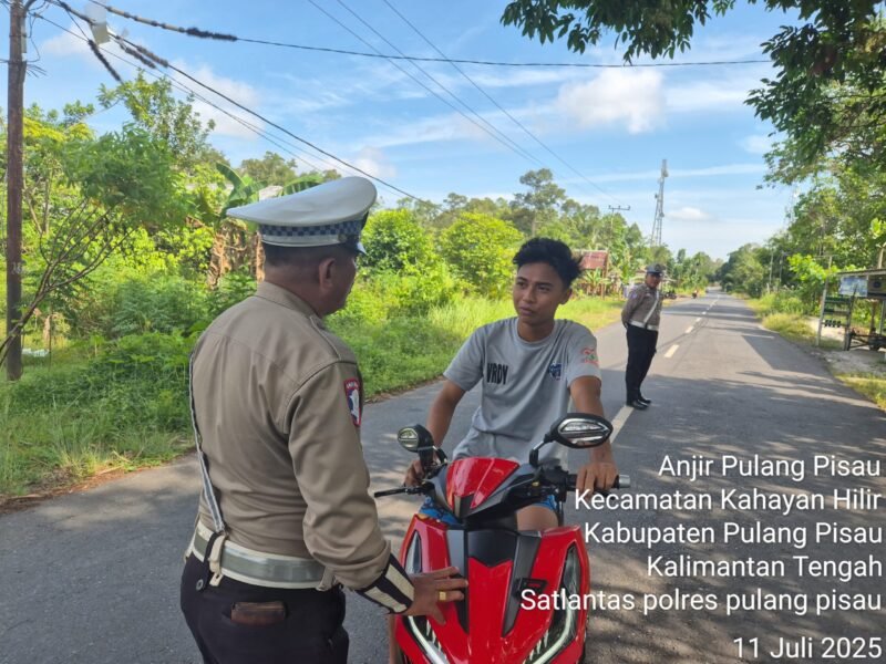 Agar Masyarakat Tertib, Dalam Berlalu Lintas, Satlantas Polres Pulang Pisau Berikan Pembinaan Kepada Pengendara Yang Tidak Memakai Helm
