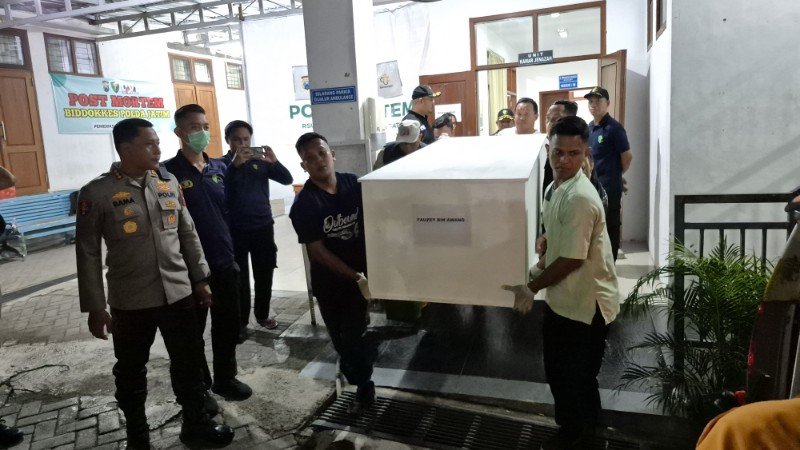Kapolresta Banyuwangi Serahkan Korban KMP Tunu Pratama Jaya Asal Malaysia kepada Keluarga untuk Dimakamkan