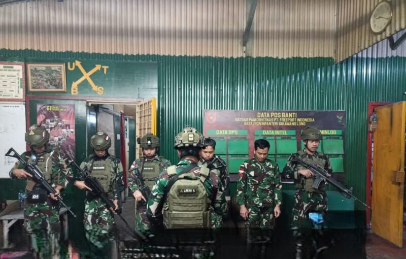 Menjalin Keakraban, Satgas Yonif 611/Awang Long Gelar Ibadah Bersama Masyarakat Opitawak