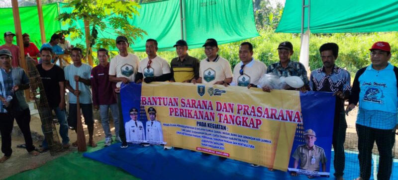 Danramil 1008-06/Banua Lawas Hadiri, Penyerahan Simbolis Bantuan Alat Perikanan di Desa Bangkiling