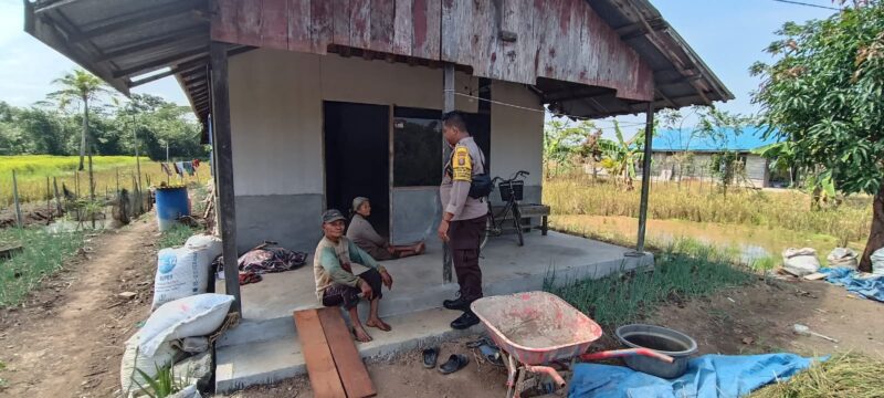 CEGAH GANGGUAN KAMTIBMAS DAN JALIN SILATURAHMI, BHABINKAMTIBMAS SAMBANGI WARGA DESA BINAAN
