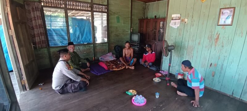Bhabinkamtibmas sambang dan memberikan himbauan kamtibmas Kepada warga Desa Gadabung