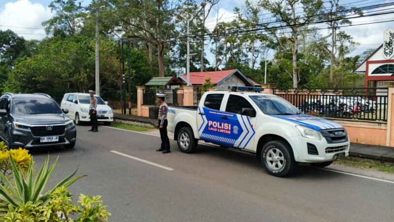 Personel Satlantas Polres Pulang Pisau Turun Laksanakan Pengaturan Arus Lalu Lintas Di Depan Gereja