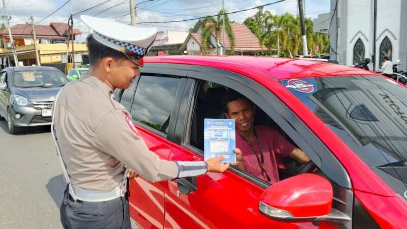 Pembagian Brosur Kamseltibcarlantas kepada Pengguna Jalan