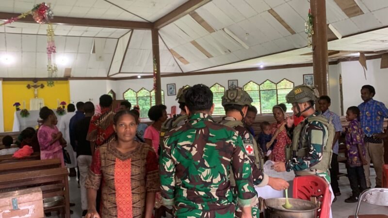 Perkuat Kebersamaan, Satgas Yonif 611/Awl Berbagi Makanan Dengan Masyarakat Nayaro