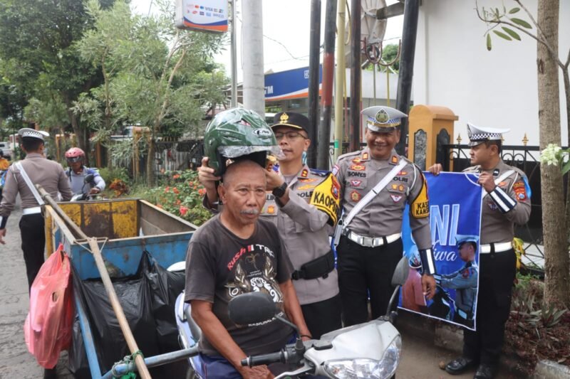 Hari Pertama Operasi Patuh Semeru 2025 Polres Trenggalek Bagi - bagi Helm Gratis