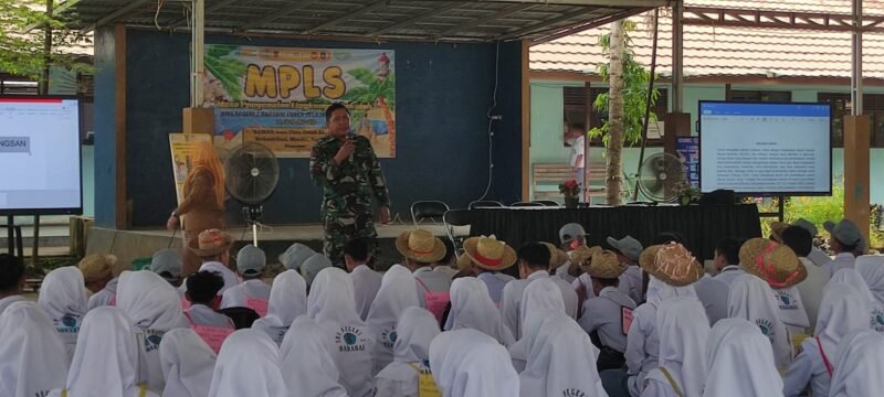 Tiga Hari MPLS, TNI Sampaikan Materi Anti Bullying hingga Teamwork di SMAN 2 Barabai