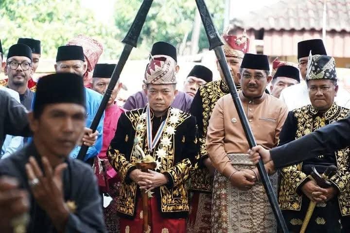 Bupati Tanjab Barat dan ketua TP-PKK tajung Janjab Barat Hj Fadilah Sadat hadiri puncak peringatan Hari Adat Melayu Jambi ke-747