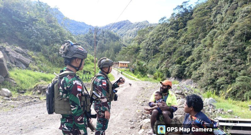 Aksi Nyata Yonif 611/Awang Long Melaksanakan Komsos dan Berbagi Makanan Bersama Warga Banti