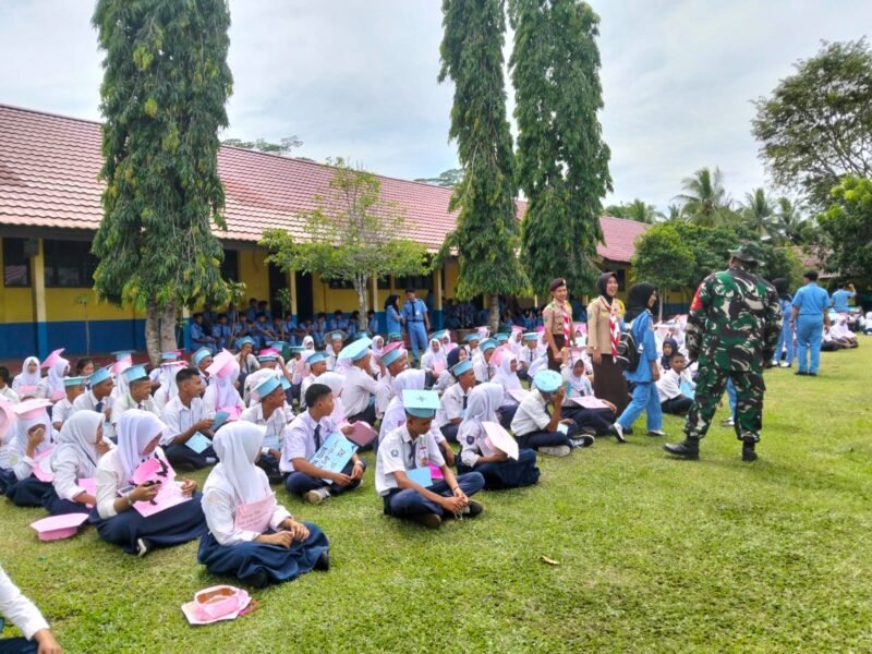 Anggota Koramil 08/Paloh Melatih PBB Dan Bela Negara 363 Siswa SMKN 1 Paloh
