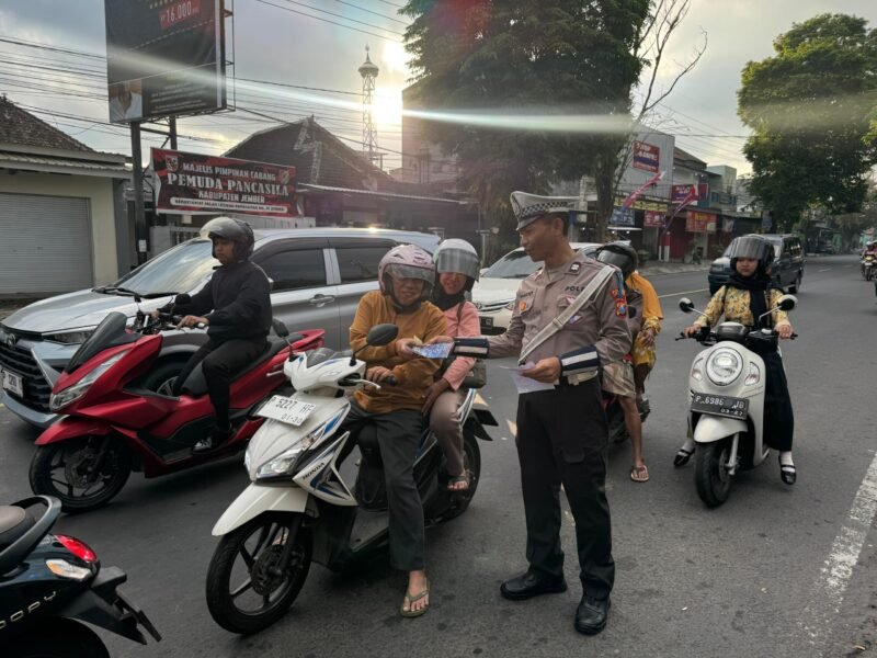 Polisi Menyapa : Operasi Patuh Semeru 2025 Polres Jember Sebar Brosur Edukasi Tertib Lalin Bagi Pengguna Jalan