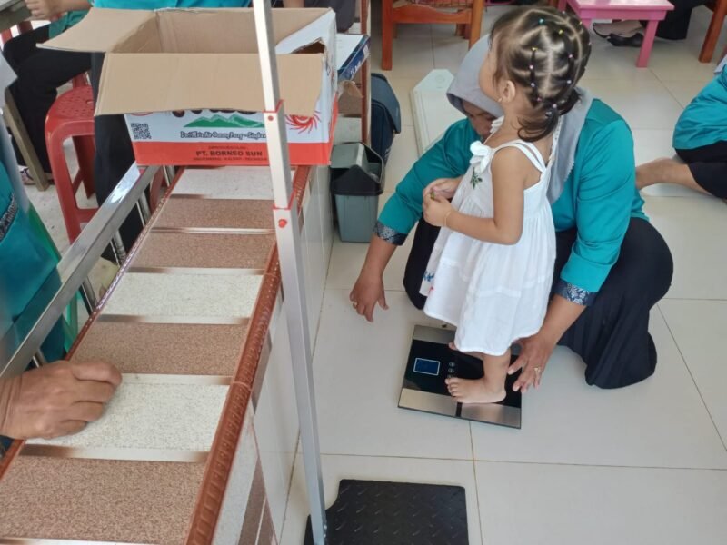 Dukung Balita Sehat Dan Cegah Stunting, Babinsa Parit Baru Dampingi Tenaga Kesehatan Gelar Posyandu
