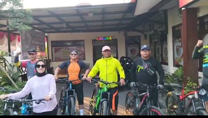 Gowes dan Jumat Berkah: Polsek Jombang Berbagi Air Mineral Kepada Warga.