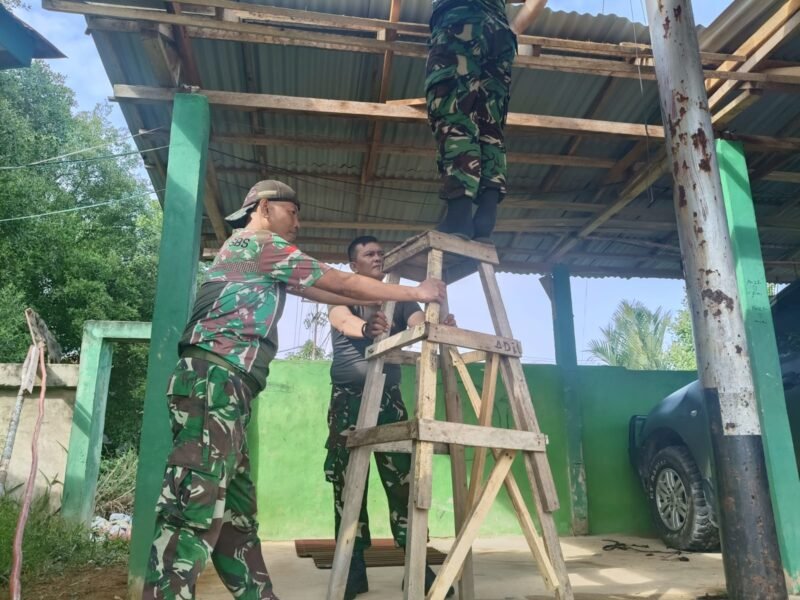 Di Pimpin Bati Tuud Anggota Koramil 1208-06/Selakau Benahi Markas Koramil
