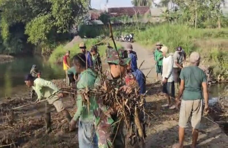 Babinsa Birowo Bersama Warga Kerja Bakti Bersihkan Sungai Complang