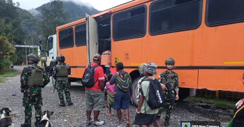 Jamin Kelancaran, Satgas Yonif 611/Awl Kawal Bus Masyarakat
