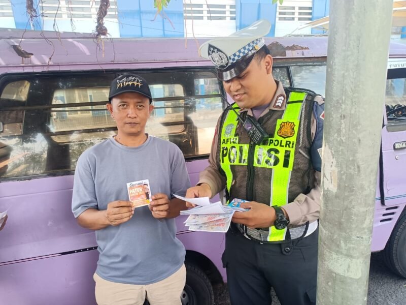 Foto: Sopir Angkot Mendapat Edukasi Dari Anggota Polantas Polres Batu, di momen Ops Patuh Semeru 2025