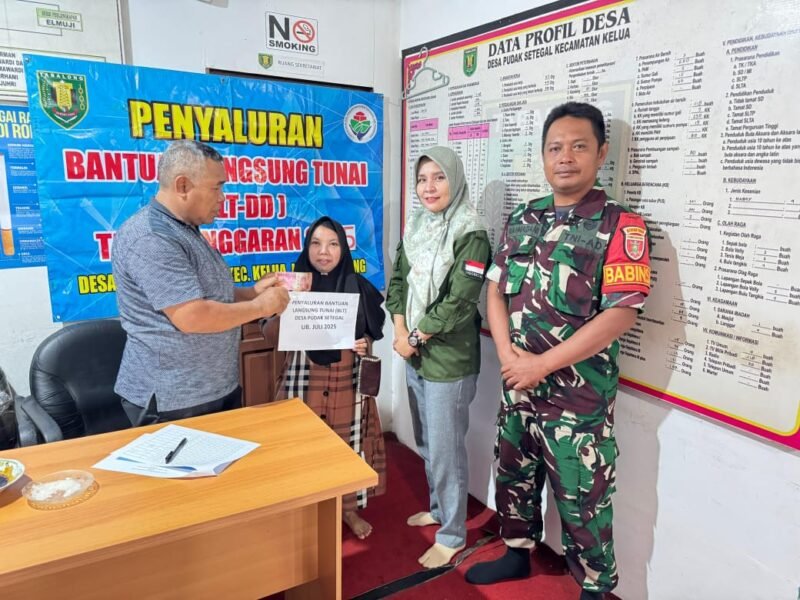 Babinsa Koramil 1008-05/Kelua Dampingi Penyaluran BLT di Desa Pudak Setegal