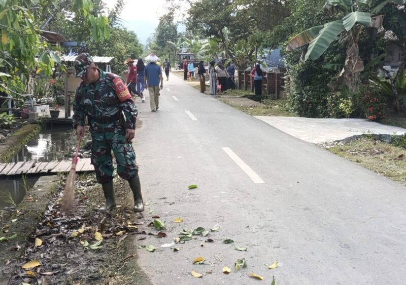 Babinsa Haruyan Berbaur Bersama Warga Dalam Aksi Bersih-Bersih Desa