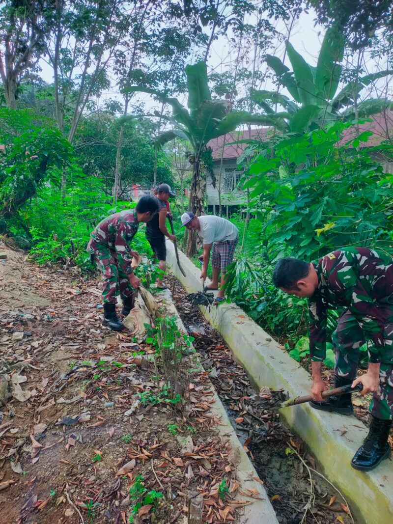 Wujud Peduli Lingkungan, Koramil Tanta Gelar Aksi Bersih-Bersih Bersama Warga