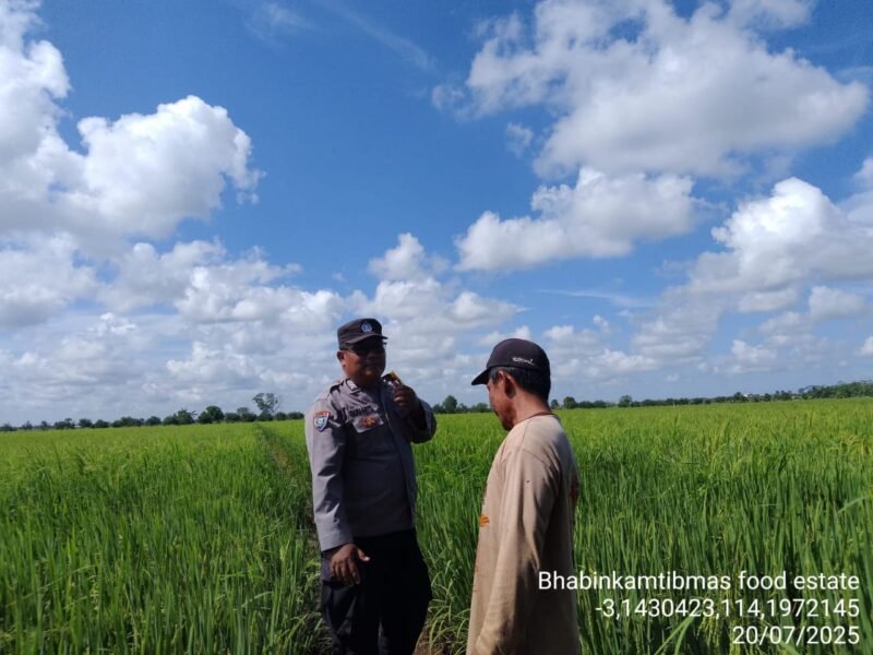 CEGAH GANGGUAN KAMTIBMAS DAN JALIN SILATURAHMI, BHABINKAMTIBMAS FOOD ESTATE SAMBANGI WARGA DESA BINAAN