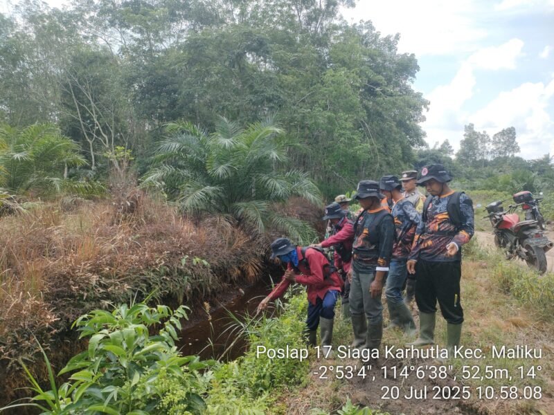 Pengecekan Kondisi, Parit Galian dalam Kegiatan Patroli Karhutla di Wilkum Polsek Maliku