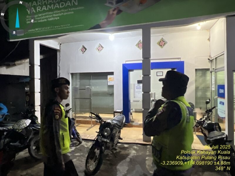 Rutinitas Personil Polsek Kahayan Kuala melaksanakan kegiatan Patroli Kamtibmas pada malam hari